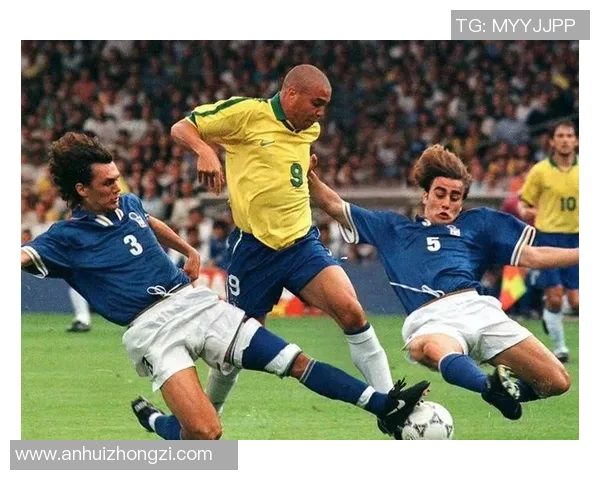 足球明星与字母交融的精彩瞬间展现了他们的魅力与个性